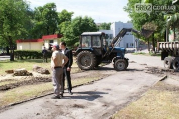 В Каменском облагораживают сквер имени Станислава Лясоты