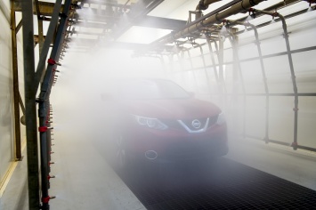 Каждая новая модель Nissan проходит тест в огромной «посудомоечной машине»