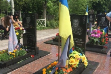 Родственники погибших в АТО криворожан побывали на Аллее Героев и возложили цветы на их могилы (ФОТО)