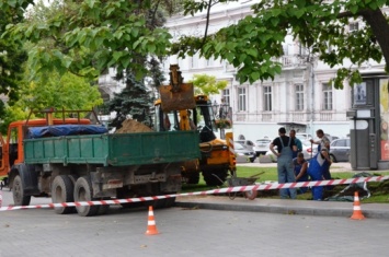 На Театральной площади Одессы начались работы по обустройству системы автополива