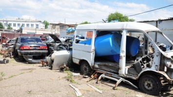 В центре Луганска обнаружили «кладбище автомобилей» (фото)