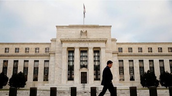 ФРС США решает, поднимать ли ставку рефинансирования