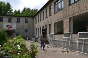 В школах и детсадах Покровска (Красноармейска) приступили к замене окон