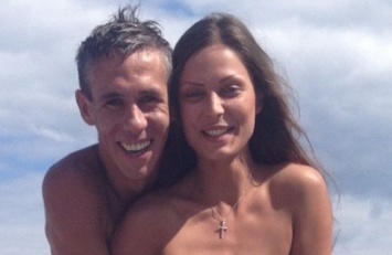 Алексей Панин поделился откровенными фото с бывшей женой на нудистском пляже