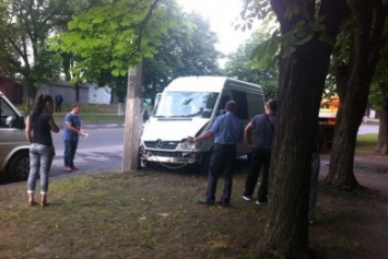 В Кременчуге микроавтобус врезался в электроопору
