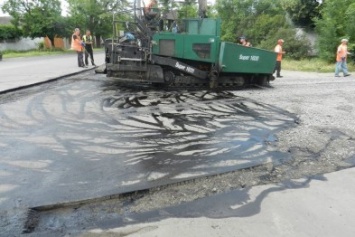 В Николаеве дорожники укладывают асфальт на улице Антонюка (ФОТО)