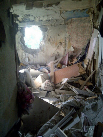 Снаряд боевиков разрушил пять квартир мирных жителей (фото)