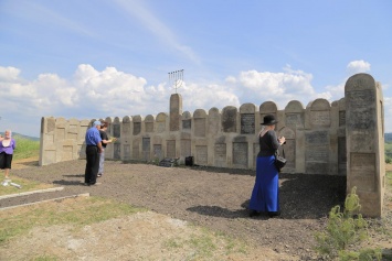 В Добромиле волонтеры открыли Стену памяти на еврейском кладбище. Как это было