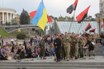 Встав на колени, украинцы провели в последний путь 2 бойцов «Правого сектора»