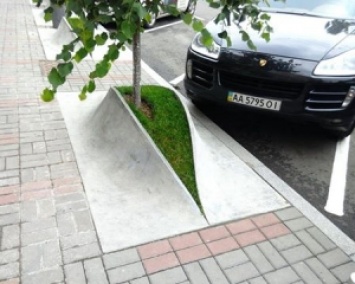 В Киеве нашли, как защитить газон от "героев парковки" (ФОТО)