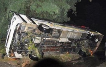 В Индии автобус упал в ущелье, десятки погибших