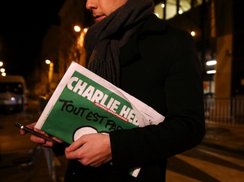 Charlie Hebdo разместил в сети карикатуру на российских футбольных фанов