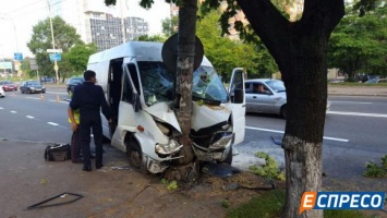 В Голосеевском районе маршрутка врезалась в столб