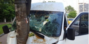 Жуткое ДТП в Киеве: водитель маршрутки уснул за рулем и врезался в электроопору. Пострадали 9 пассажиров