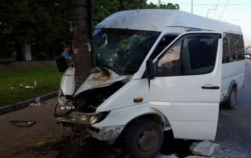 В Киеве маршрутка врезалась в электроопору, есть пострадавшие