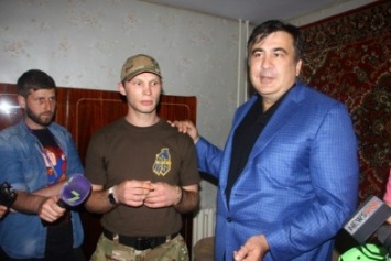 В Черноморске Михеил Саакашвили вручил документы на квартиру воину АТО (фото)