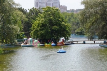 Со дня пруда в одесском парке Победы подняли тонны мусора и ила (ФОТО)