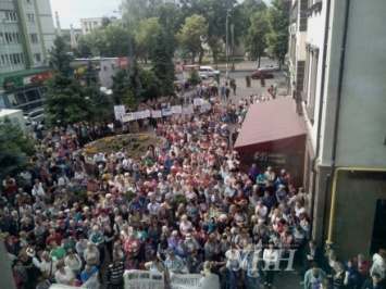 Работники центрального рынка Ровно пришли на сессию городского совета