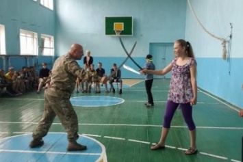 В Херсонской области детям провели мастер-класс боя на саблях и накормили казацким кулешом (фото)