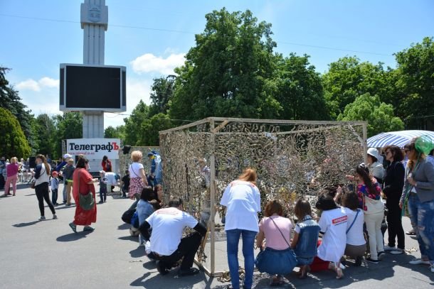 Активисты партии "Блок Петра Порошенко "Солидарность" плели сети для военных из АТО (ФОТО)