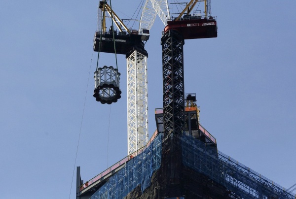 В центре Нью-Йорка башенный кран упал на высотное здание - десять человек пострадали