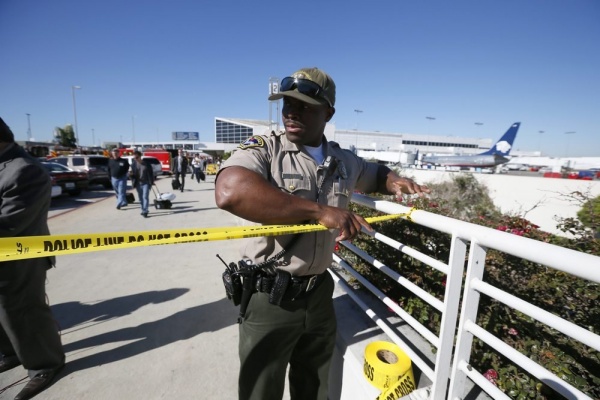 В Лос-Анджелесе автомобиль врезался в стену терминала аэропорта Лос-Анджелеса - три человека госпитализированы