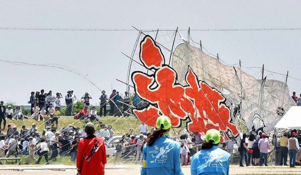 В Японии 700-килограммовый воздушный змей рухнул на толпу зрителей