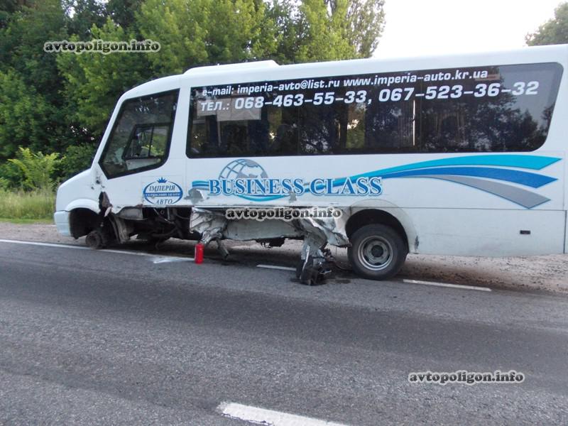 ДТП на Киевщине: Honda CR-V протаранил ВАЗ-2110 и маршрутку VW Crafter, после чего перевернулся - погиб человек. ФОТО