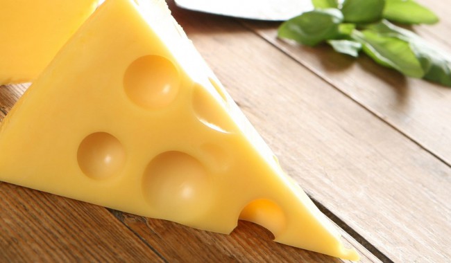 Ученые наконец выяснили, откуда в швейцарском сыре берутся дырки