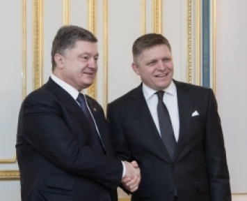 Фицо заверил Порошенко, что Словакия сохранит объемы реверсных поставок газа в Украину