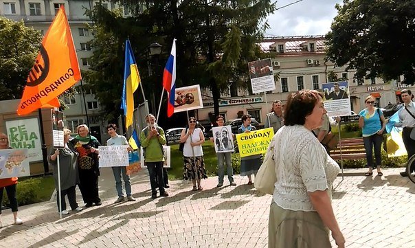 В Москве митинг за освобождение Надежды Савченко остановили яйцами и зеленкой