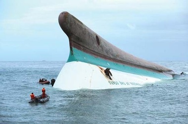 В Китае затонуло судно с более чем 400 человек на борту