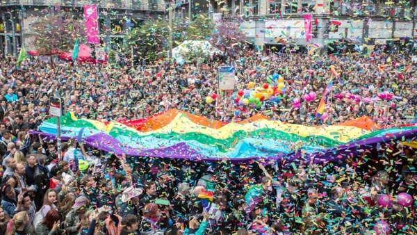 «Правый сектор» пригрозил разогнать гей-парад в Киеве