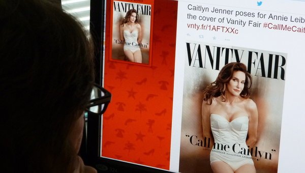 Сменивший пол 65-летний отчим Ким Кардашьян попал на обложку Vanity Fair