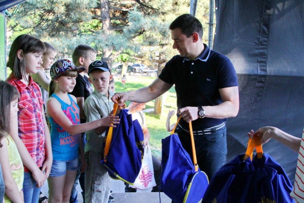 Запорожский губернатор выдал детям бойцов АТО 75 путевок в Кирилловку