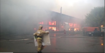 В Подмосковном Фрязино горит более 3 тыс. кв.м мебельного цеха, при тушении пропали двое пожарных