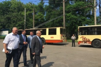 Юрий Вилкул проверил 3 троллейбуса после капремонта и покатался на гибридном троллейбусе (ФОТО)
