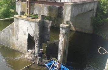 На Житомирщине подорвали мост (фото)