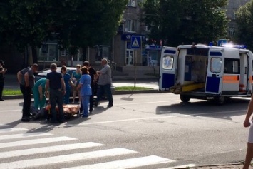 На пешеходном переходе центрального проспекта Запорожья сбили мужчину, - ФОТО