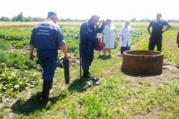 На Днепропетровщине спасатели достали из 10-метрового колодца труп