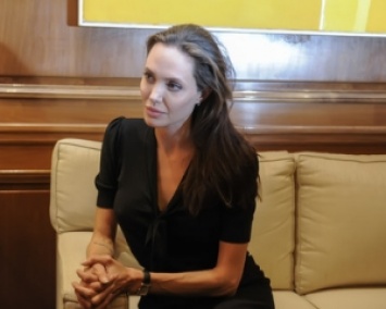 Одежда Анджелины Джоли обеспокоила фанатов (ФОТО)