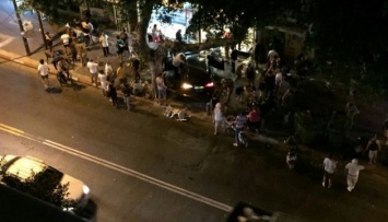 Автомобиль врезался в ресторан в центре Тель-Авива
