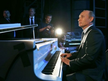 Путин снова исполнил на пианино «Московские окна»