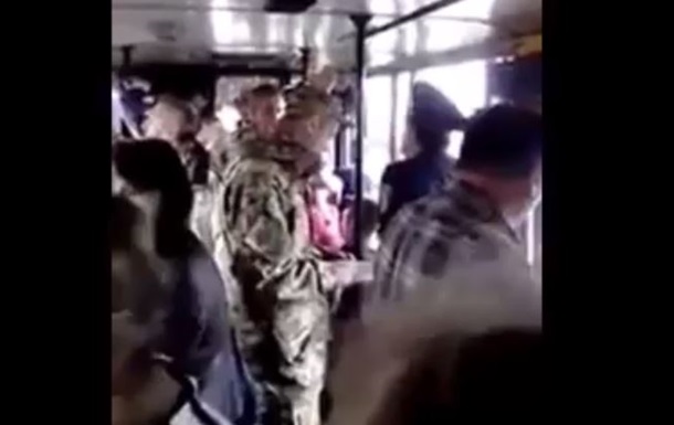 Харьковские работники военкоматов выдают повестки прямо в автобусах