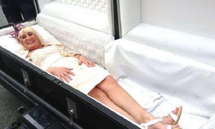 В Британии 58-летняя невеста приехала на свадьбу в гробу