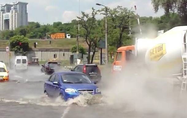 Вчера в Киеве прорвало трубу с горячей водой (ВИДЕО)