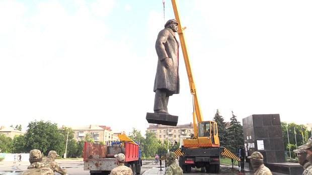 Памятник Ленину снесли в Славянске