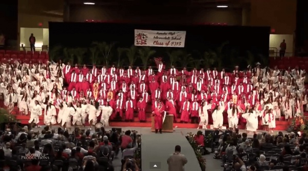Интернет «взорвали» танцы гавайских выпускников (ВИДЕО)