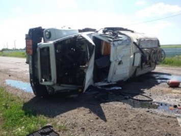 На Запорожской трассе перевернулся грузовик с опасным грузом