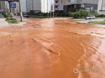 Улица на Осокорках превратилась в реку со ржавой водой